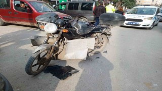 Hafif ticari araç ile motosiklet çarpıştı: 1 yaralı