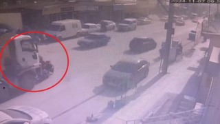 Hafriyat kamyonunun altında kalan motosikletli aracın altından yürüyerek çıktı: O anlar kamerada