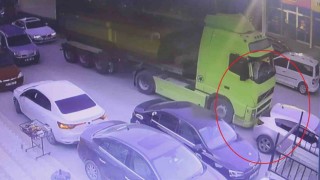 Hafriyat kamyonunun otomobili metrelerce sürüklediği anlar kameraya yansıdı