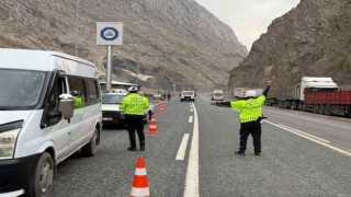 Hakkari Valiliğinde kış lastiği uyarısı