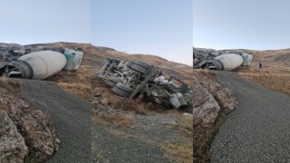 Hakkaride beton mikseri devrildi