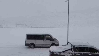 Hakkaride kar kalınlığı 30 santimetreye ulaştı