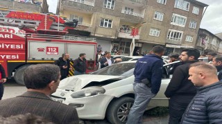 Hakkaride maddi hasarlı trafik kazası