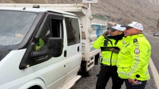 Hakkaride radarla hız kontrol uygulaması yapıldı