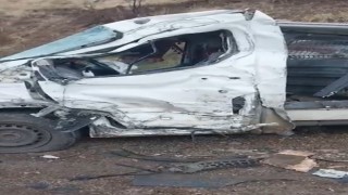 Hakkaride tır kamyonetle çarpıştı: 2 yaralı