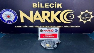 Hal ve tavırları şüphe çeken şahısların üzerinden uyuşturucu çıktı