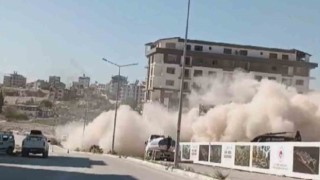Hatayda ağır hasarlı 9 katlı binalar iş makinesinin dokunuşuyla yerle bir oldu