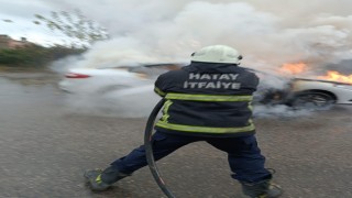 Hatayda park halindeki otomobil alev alev yandı
