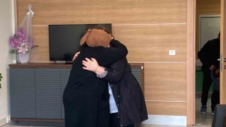 Hiç görmediği annesine 28 yıl sonra kavuştu