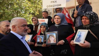HÜDA PAR Genel Başkanı Yapıcıoğlu, evlat nöbetindeki ailelerle görüştü