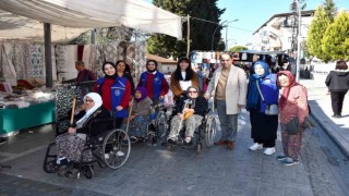 Huzurevi sakinleri gönüllüler eşliğinde pazarda alışveriş yaptı