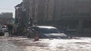 İçme suyu hattı patladı, otomobil içine düştü