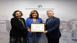 İEÜlü profesöre ‘uluslararası gurur