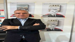 İhsan Aydın, İsmet İnönü ve ailesinin 3 yılını anlatan Paşanın Sofracısı kitabını okuyucuları için imzaladı