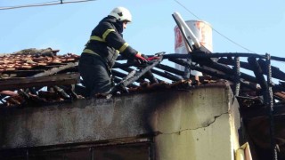İki katlı müstakil evde yangın: 7si çocuk 9 kişi dumandan etkilendi
