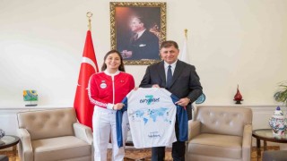 İlklere imza atan İzmirli yüzücü Bengisu Avcı, Başkan Tugayla buluştu