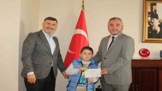 İlkokul öğrencisi Can harçlıklarını Kuran kursu inşaatına bağışladı