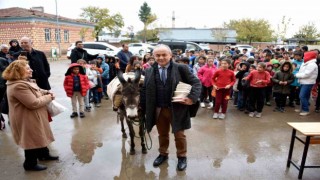 İmza gününe eşekle geldi