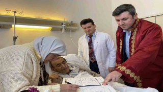 İnat uğruna ayrılmışlardı, 2nci nikahları hastanede kıyıldı, 65 yaşındaki gelin çiçek atma hayalini de gerçekleştirdi