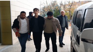 İnegölde dedesini bıçaklayan torun adliyede
