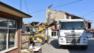 İnönüde tehlike saçan metruk bina yıkıldı