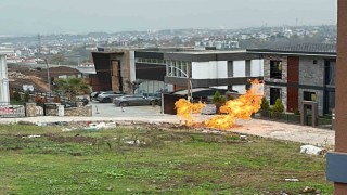 İş makinesi doğal gaz borusuna zarar verdi: Yükselen alevler korkuttu