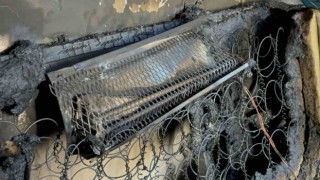Isınmak için çalıştırdıkları elektrikli soba, evi yaktı