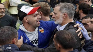 İspanyada sel bölgesini ziyaret eden Kral Felipe ve Başbakan Sazncheze saldırı