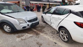 Ispartada hafif ticari araç ile otomobil çarpıştı: 5 yaralı