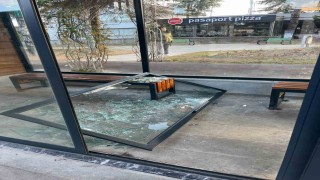 Ispartada kapalı otobüs durağına çirkin saldırı