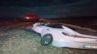 Ispartada yük treni otomobile çarptı, sürücü ağır yaralandı