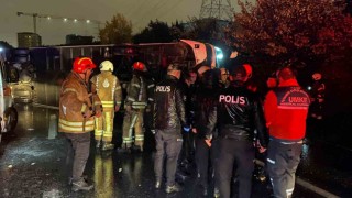 İstanbul Bayrampaşada yolcu otobüsü devrildi. Çok sayıda yaralı var
