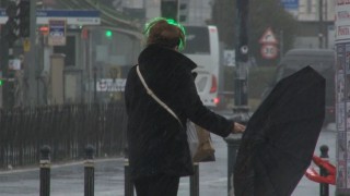 İstanbulda etkili olan yağış vatandaşlara zor anlar yaşattı
