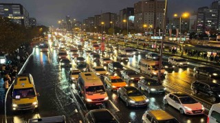 İstanbulda haftanın son gününde trafik yüzde 90a ulaştı