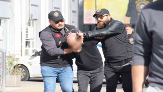 İzmirde 3 polisin yaralandığı silahlı saldırıda gözaltına alınan 6 şüpheli adliyeye sevk edildi