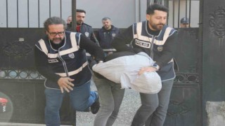 İzmirde çocuğunun boynuna bıçak dayayan baba tutuklandı