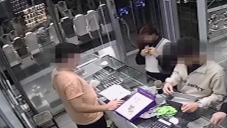 İzmirde düşük ayarlı altınlarla kuyumcuları dolandırdılar