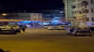 İzmirde gözaltı işlemi yapmak istedikleri şahıslar tarafından silahlı saldırıya uğrayan 3 polis yaralandı. Polislerden 2sinin durumunun ağır olduğu öğrenildi.