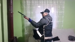 İzmirde silah kaçakçılığı ve uyuşturucu operasyonu: 4 gözaltı