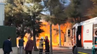 İzmirin Çiğli ilçesinde bir kimya fabrikasında yangın çıktı. Yangına çok sayıda itfaiye ekibi müdahale ediyor.