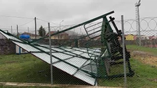 İznik İlçe Stadyumunda şiddetli rüzgar tribünü yıktı