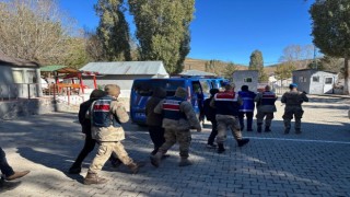Jandarma ekipleri 38 düzensiz göçmeni yakaladı