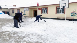 Jandarma, öğretmenlerle kar temizliği yaptı öğrenciler ile kartopu oynadı