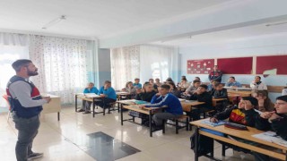 Jandarmadan 141 öğrenci ve 8 öğretmene siber farkındalık eğitimi