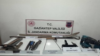 Jandarmadan kaçak kazı yapanlara suçüstü: 3 gözaltı