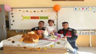 Jandarmadan özel öğrenciye doğum günü sürprizi