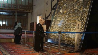 Kabe kapısının örtüsü Edirnede sergilenmeye başlandı