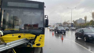 Kadıköyde bariyerler İETT otobüsüne ok gibi saplandı