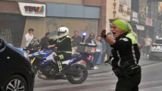 Kadın polisin yangın hassasiyetine emniyet müdüründen plaket
