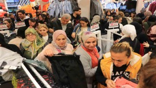 Kadınların kıyafet kapma yarışı kamerada